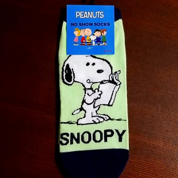 Peanuts Accessories - 4 for $20 Peanuts Snoopy book smart socks